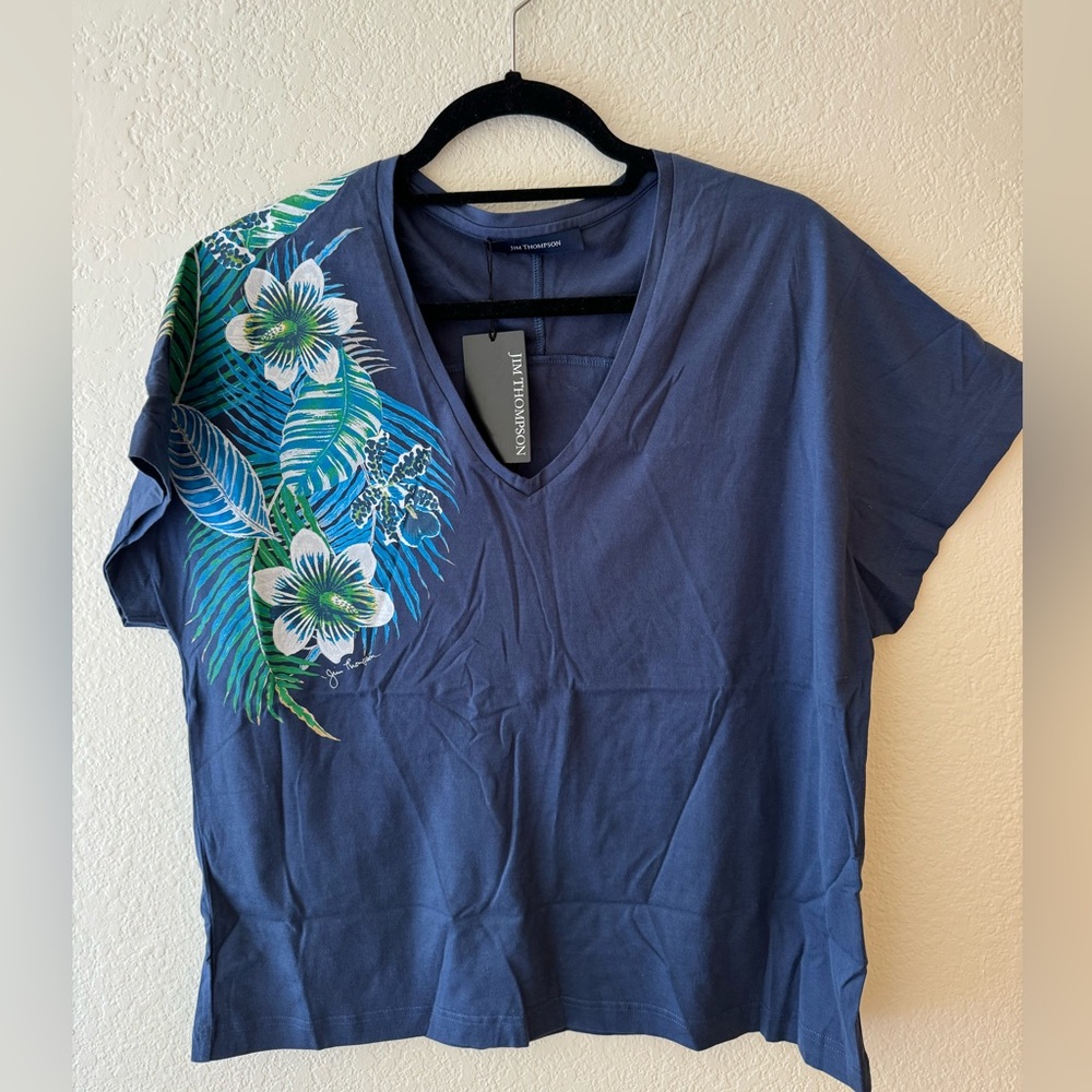 Jim Thompson navy floral v neck tee sz medium NWT